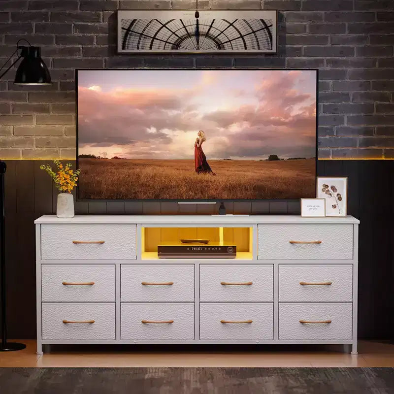 Commode blanche à 10 tiroirs faisant office de meuble TV pour téléviseur de 65 pouces, avec station de recharge, éclairage LED, console multimédia de 55 pouces de large, meuble de rangement pour chambre et meuble de divertissement