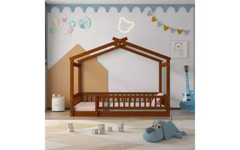 Modernes Einzelbett für Kinder – bodennahes Hausbettgestell aus Kiefernholz mit Rausfallschutz und Dachdesign