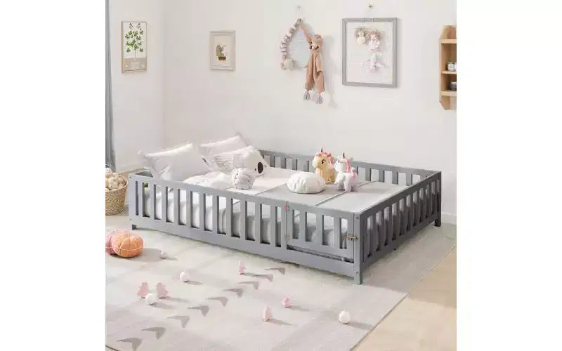 Kinderbettgestell in voller Größe mit Sicherheitsgitter und zu öffnenden Türen, Montessori-Bodenbettgestell, vielseitiges Holzbett für Kleinkinder