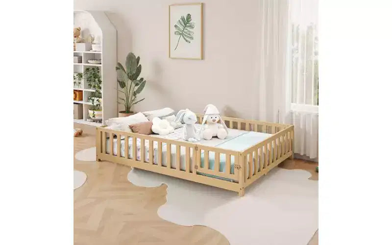 Kinderbettgestell in voller Größe mit Sicherheitsgitter und zu öffnenden Türen, Montessori-Bodenbettgestell, vielseitiges Holzbett für Kleinkinder