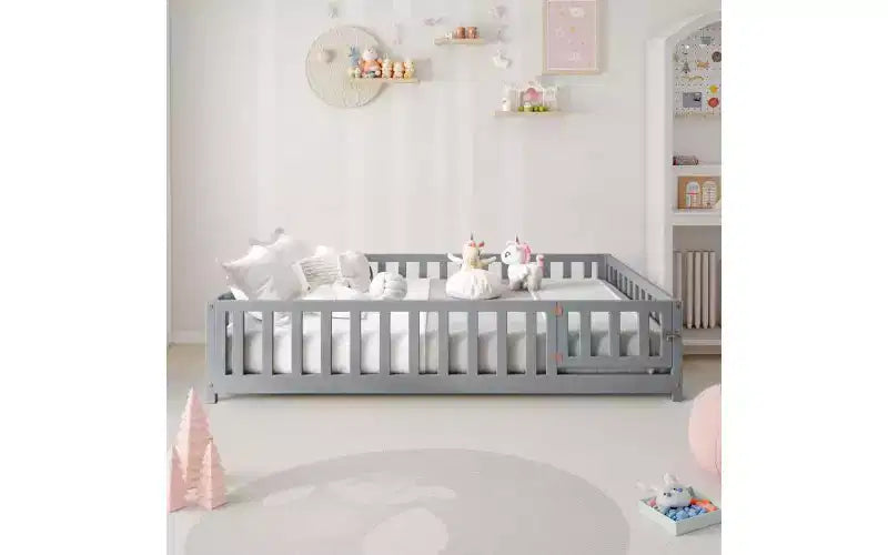 Kinderbettgestell in voller Größe mit Sicherheitsgitter und zu öffnenden Türen, Montessori-Bodenbettgestell, vielseitiges Holzbett für Kleinkinder