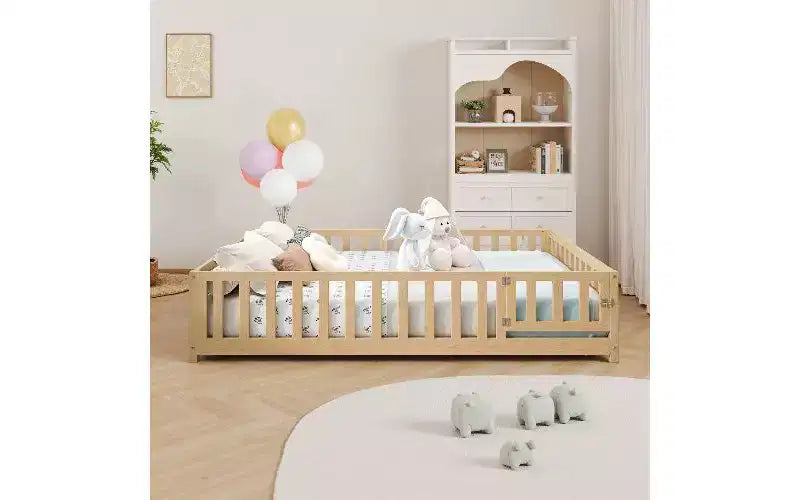 Kinderbettgestell in voller Größe mit Sicherheitsgitter und zu öffnenden Türen, Montessori-Bodenbettgestell, vielseitiges Holzbett für Kleinkinder