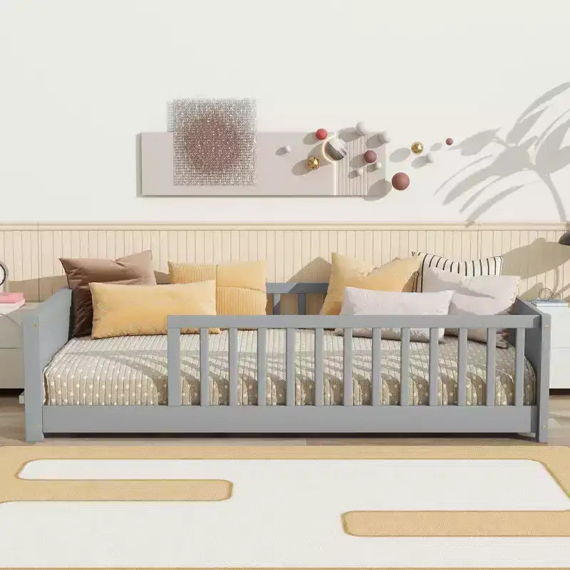 Lit plateforme simple au sol avec bibliothèque intégrée, barrières de sécurité et cadre robuste en bois, conception gain de place pour chambre d’enfant