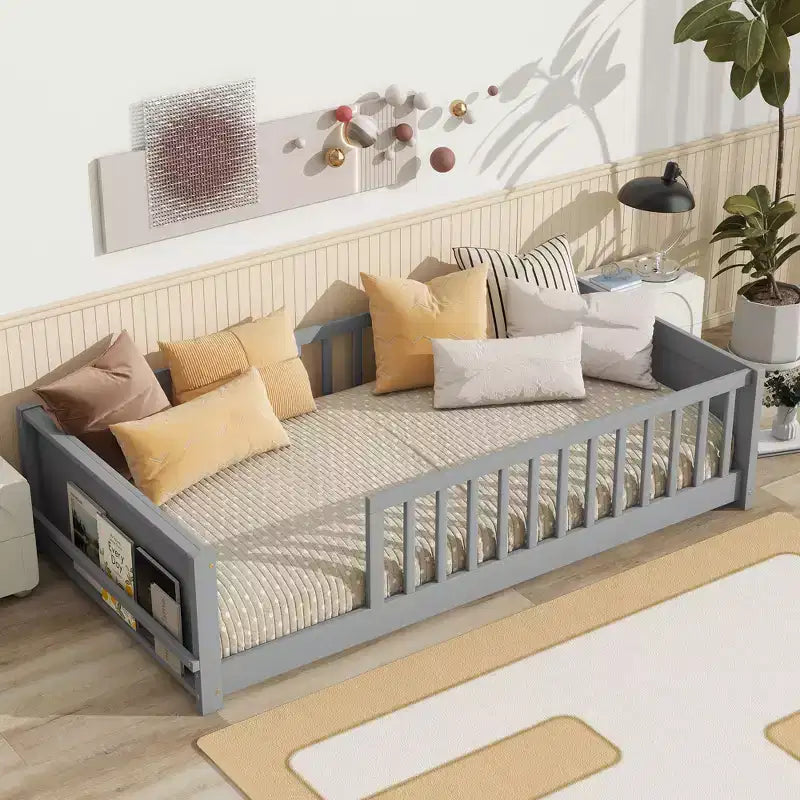 Lit plateforme simple au sol avec bibliothèque intégrée, barrières de sécurité et cadre robuste en bois, conception gain de place pour chambre d’enfant