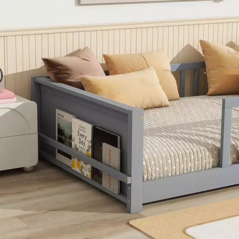 Lit plateforme simple au sol avec bibliothèque intégrée, barrières de sécurité et cadre robuste en bois, conception gain de place pour chambre d’enfant