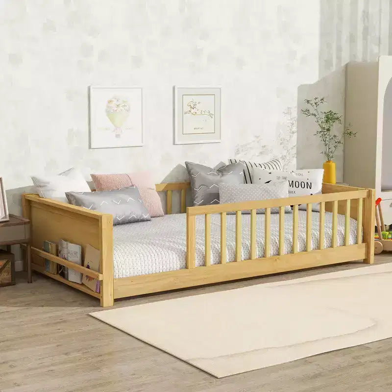 Lit plateforme simple au sol avec bibliothèque intégrée, barrières de sécurité et cadre robuste en bois, conception gain de place pour chambre d’enfant