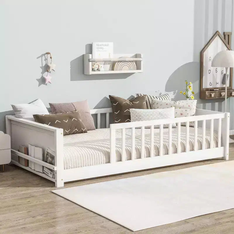 Lit plateforme simple au sol avec bibliothèque intégrée, barrières de sécurité et cadre robuste en bois, conception gain de place pour chambre d’enfant